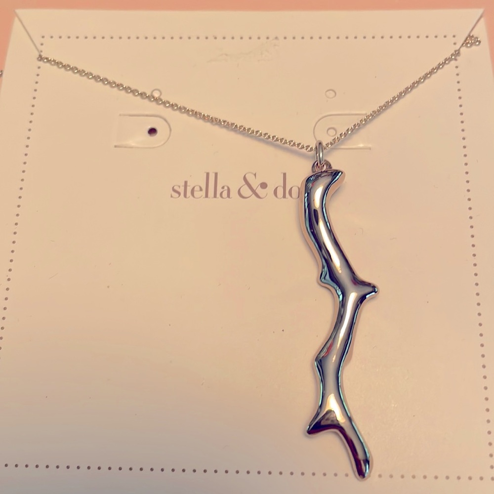 Stella and dot chase coral pendant